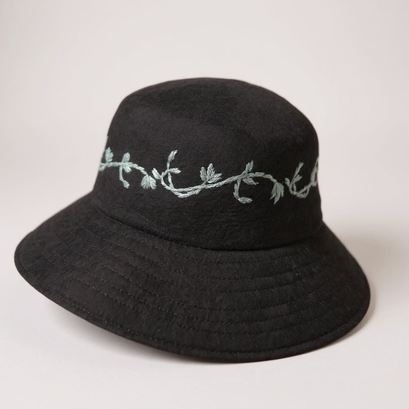 Vintage Accessories - Vintage Black Hat with Embroidered Design